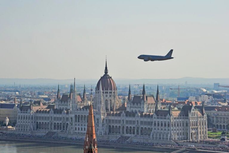 samolot-węgry-budapeszt-parada-lotnicza-20-sierpnia-2024